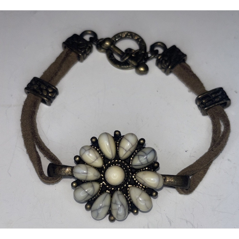Y2K Boho Howlite Style Flower Bracelet Suede Cord Antiqued Brass Toggle